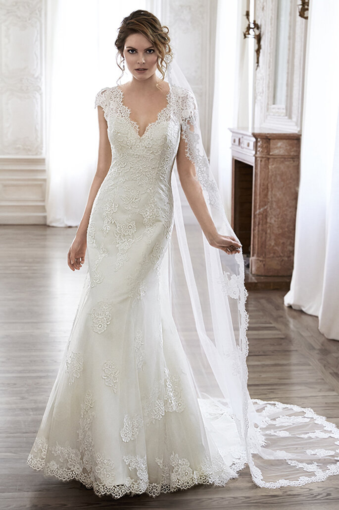 Este vestido de noiva está desenhado com uma delicada renda que enfeita o decote em V e mangas delicadas que terminam ao longo das costas, as quais acabam com um zipper. Disponível também com véu.
<a href="http://www.maggiesottero.com/dress.aspx?style=5MS019" target="_blank">Maggie Sottero Spring 2015</a>
