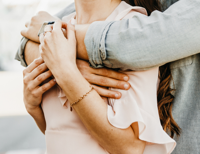 11 tipos de abraços e o que eles revelam sobre a sua relação