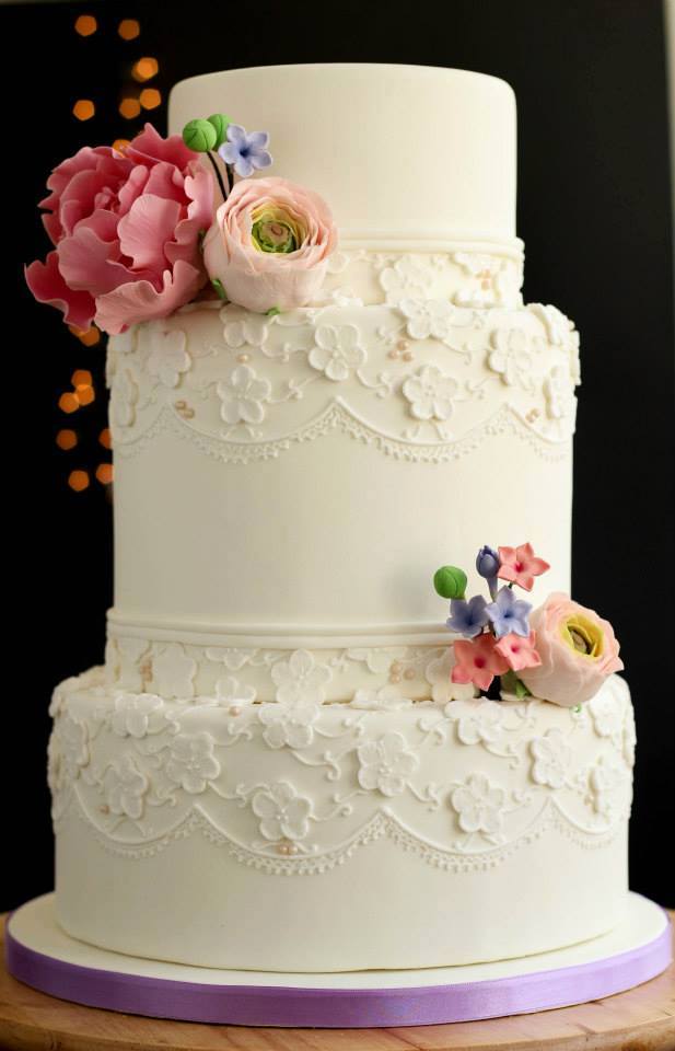 Bolo com flores de açúcar. Bolo: Vintage Cake Company