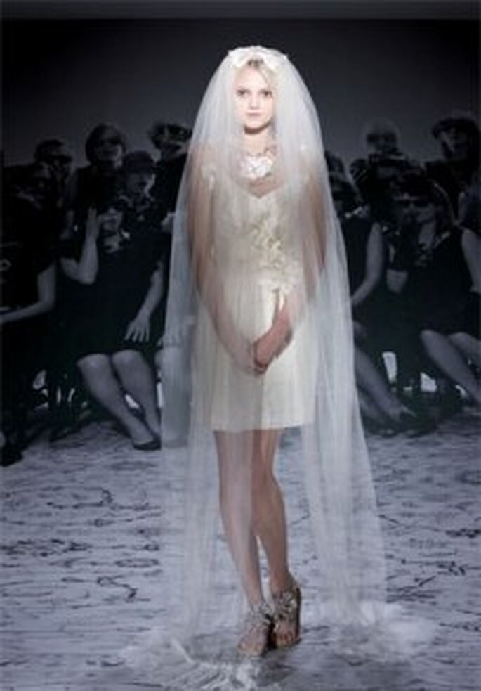 Lanvin 2010 - Vestido corto en blanco roto, escote en V abierto