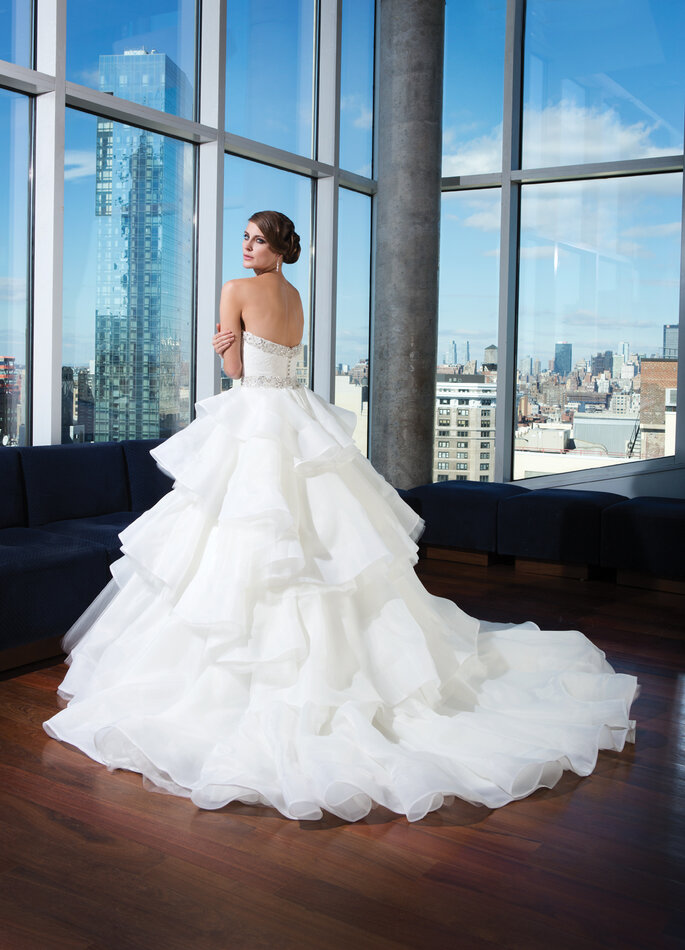 Photo: <a href="http://www.justinalexanderbridal.com/?utm_source=Zankyou&utm_medium=website%20takeover&utm_campaign=Zankyou%20week%20takeover" target="_blank">Justin Alexander</a>