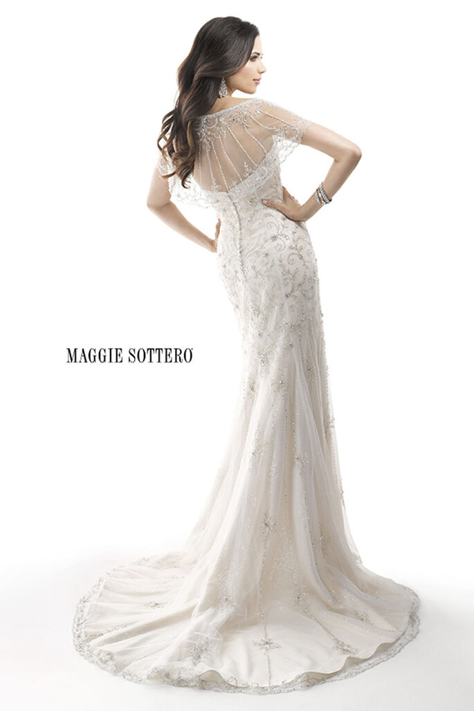 A sofisticação e o glamour encontram-se neste lindíssimo vestido de noiva com lantejoulas de Swarovski. Acabamento com zíper sobre o fecho elástico interior.
<a href="http://www.maggiesottero.com/dress.aspx?style=4MS842" target="_blank">Maggie Sottero Platinum 2015</a>