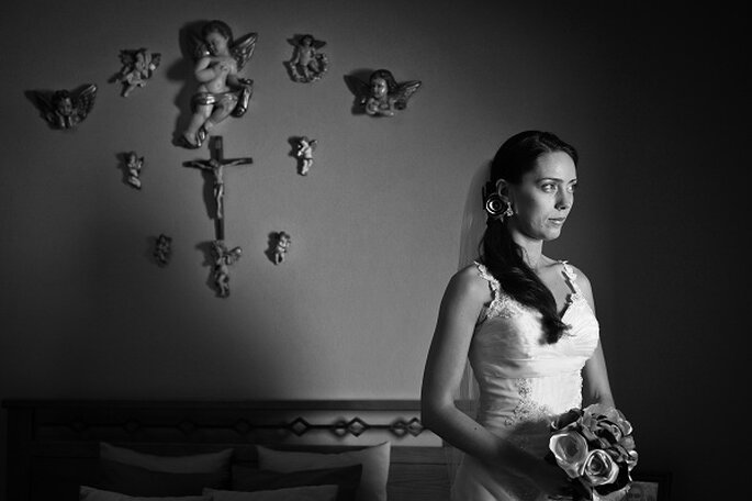 «Foi uma foto tirada no Alentejo, apesar da casa ser muito escura, havia uma luz que que entrava pela pequena janela do quarto iluminando a noiva em primeiro plano e os anjinhos que estavam na parede mesmo atrás dela . Achei muito curioso que isto aconteceu num momento em que a noiva está com o pensamento bem distante.»
www.pedrotabordafotografia.com