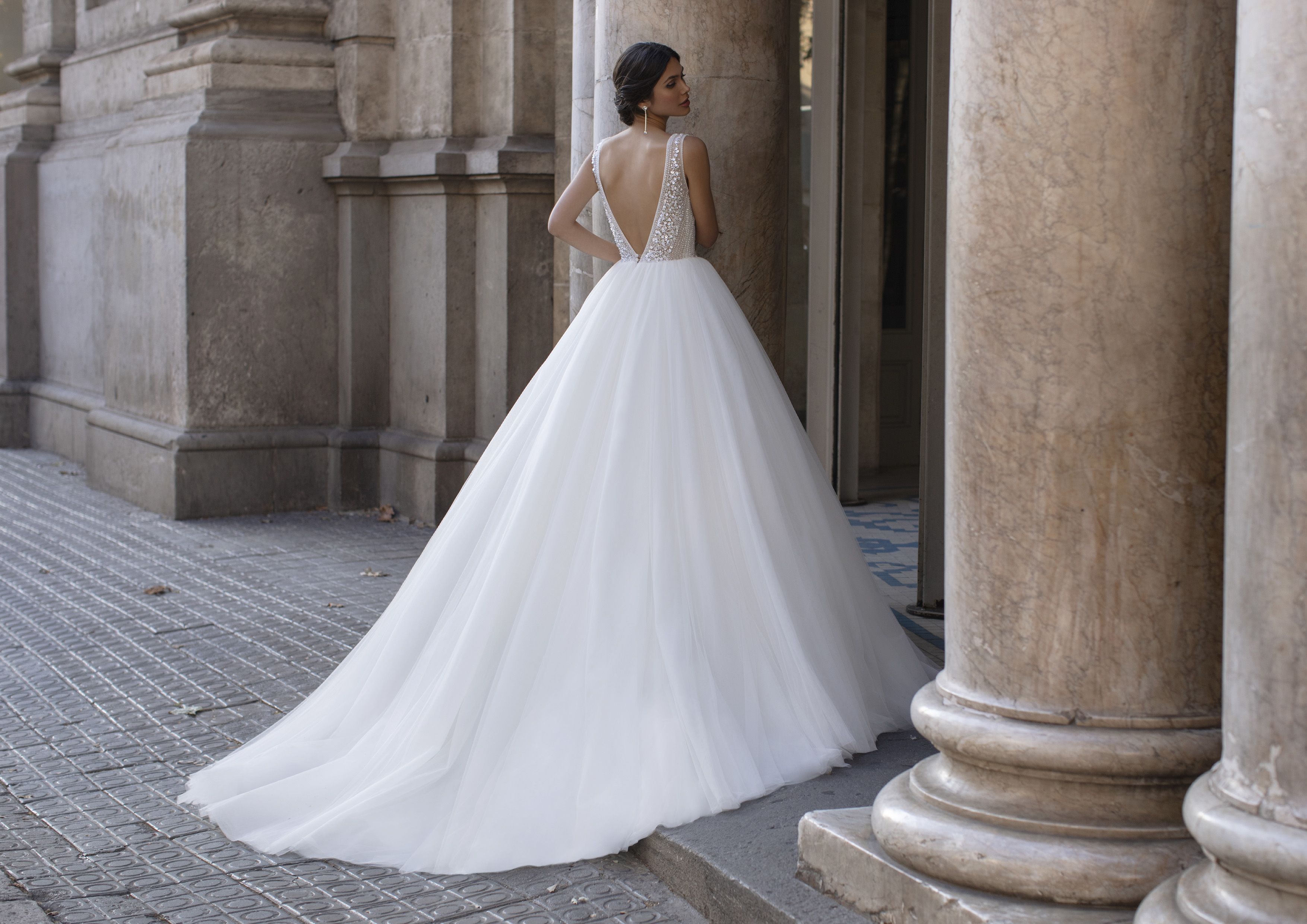 Vestido de saia volumosa, com decote profundo em V nas costas, com corpo de pedraria bordada à mão | Modelo Winton da coleção Pronovias Privée 2021