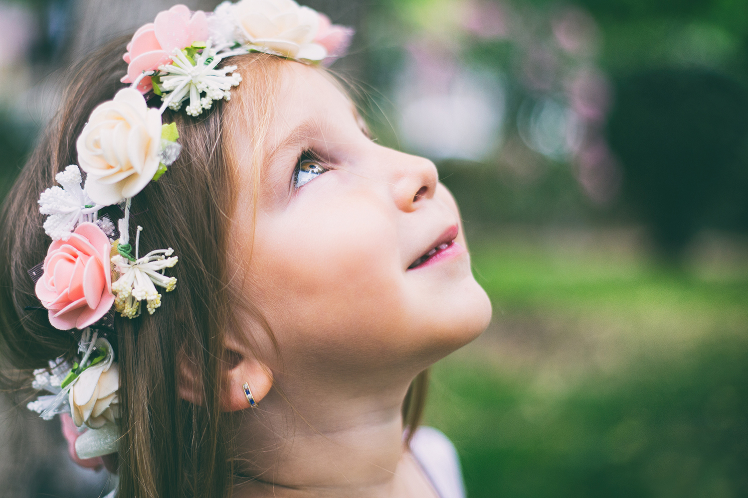 close up de criança com coroa de flores