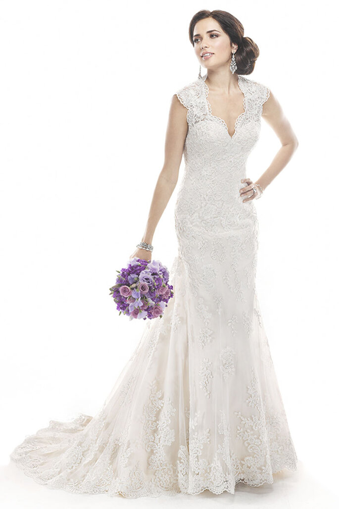 Renda delicada nos ombros e decote deste impressionante vestido, feito para uma noiva romântica e moderna, Aplicações de renda e lantejoulas ao longo do vestido. Acabamento com zíper posterior.
<a href="http://www.maggiesottero.com/dress.aspx?style=4MS912" target="_blank">Maggie Sottero Platinum 2015</a>