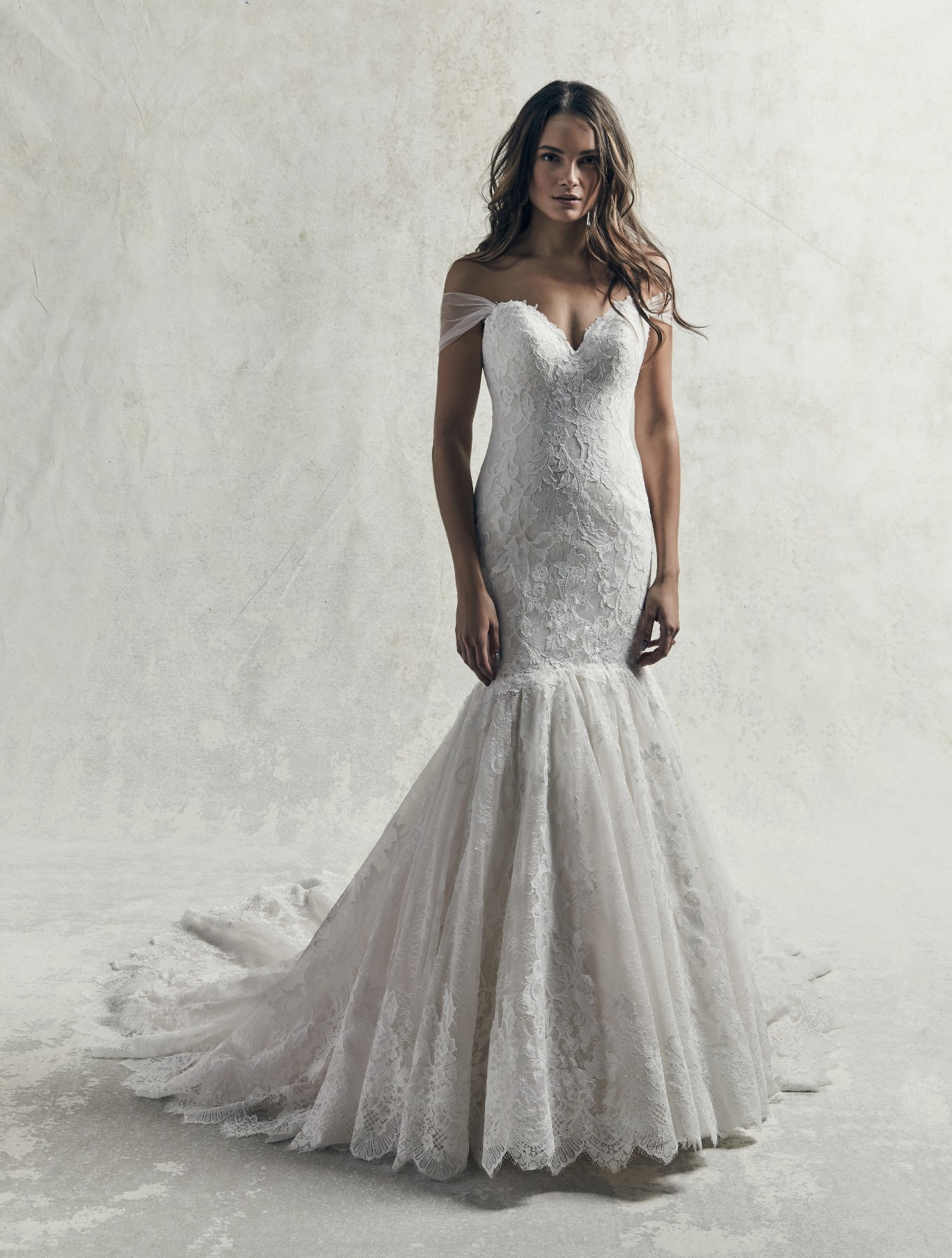 Sensual e romântico: assim é este vestido de noiva com corte de sereia que exiba renda ao longo de todo o modelo, tule com textura que cai em cascada ao longo da saia fit-and-fare.