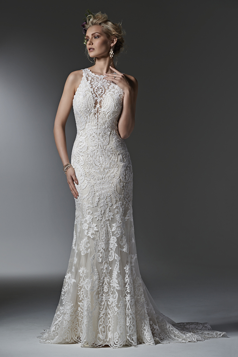 Intemporal e elegante, este vestido de noiva de renda apresenta um decote ilusão em V. Terminado com botões em vez de um fecho. 
<a href="https://www.maggiesottero.com/sottero-and-midgley/winifred/9578" target="_blank">Sottero and Midgley</a>
