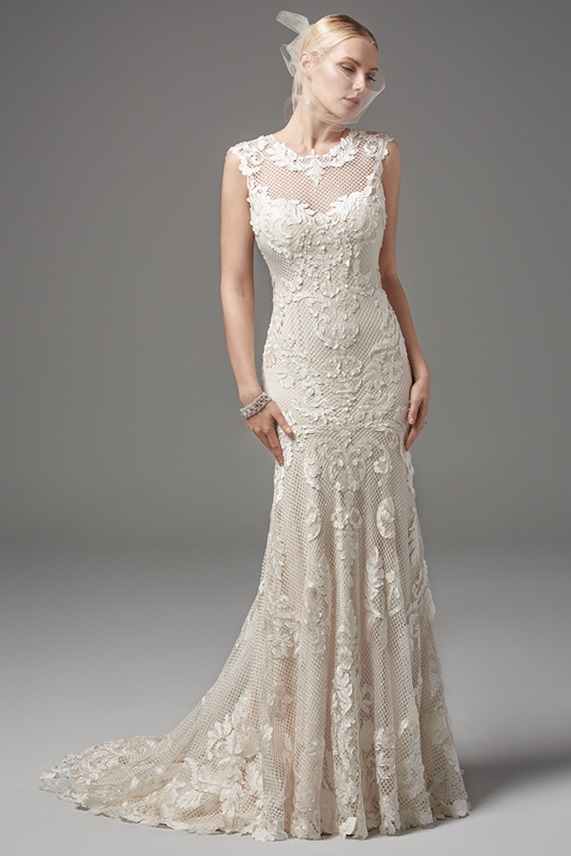 Este fit-and-flare único e cheio de glamour apresenta renda cortada a lazer com jóias no decote em U. Mangas curtas, costas abertas. Terminado com botões e fecho.
<a href="https://www.maggiesottero.com/sottero-and-midgley/suzanne/10252?utm_source=mywedding.com&utm_campaign=spring17&utm_medium=gallery" target="_blank">Sottero and Midgley</a>