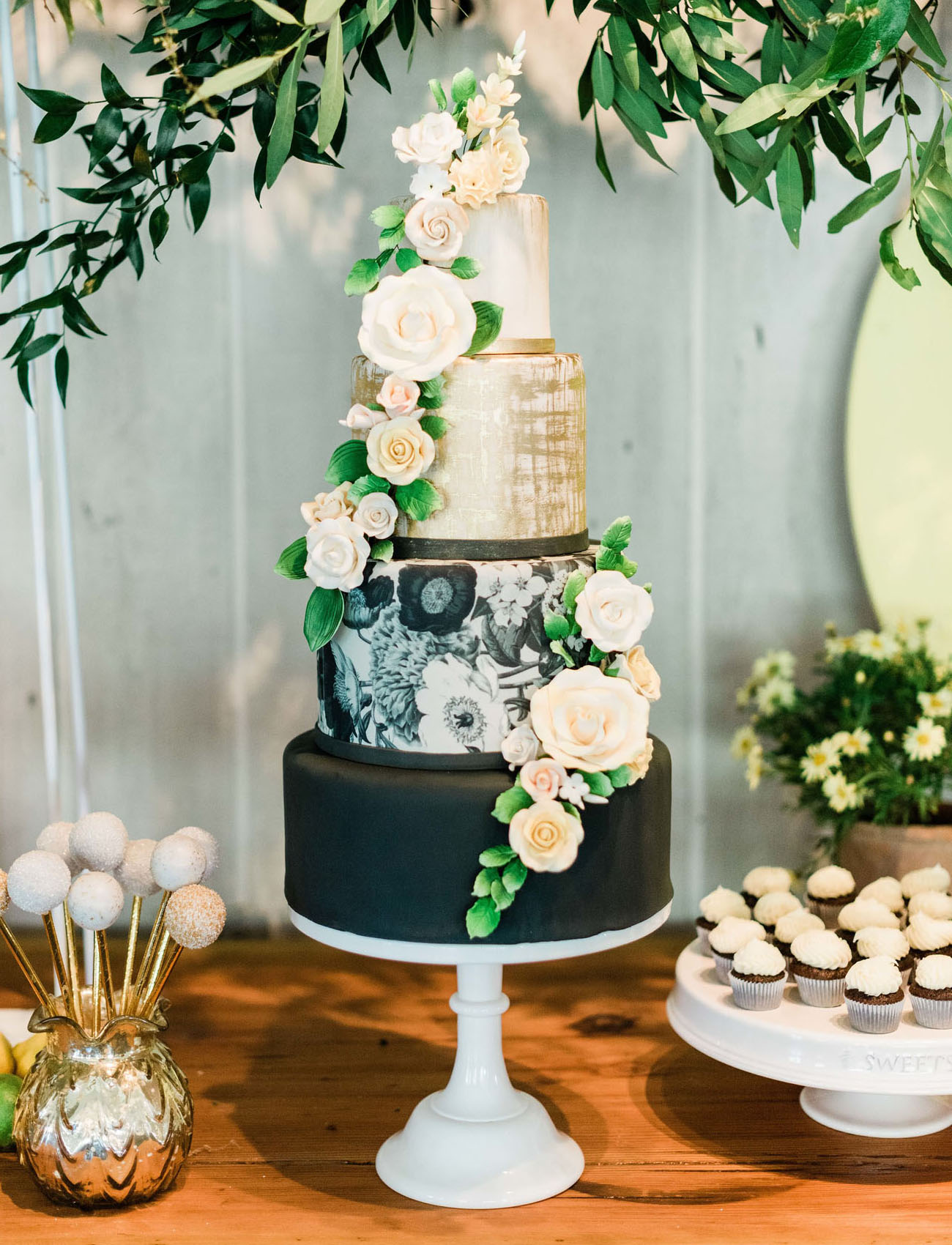 Inspiração para bolos de casamento de 4 andares | Créditos: Jillian Rose Photography