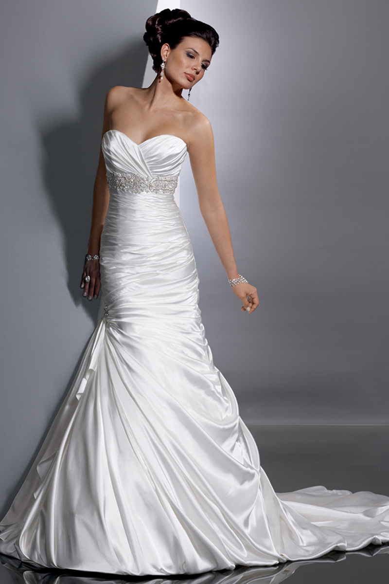 Um vestido fit-and-flare com um decote em forma de coração disponível com fecho ou com um espartilho. Cetim Demir Strech oferece uma suavidade à silhueta. Um enrugado envolve o corpete e, de uma forma assimétrica, extende-se abaixo da linha da cintura.
<a href="http://www.sotteroandmidgley.com/dress.aspx?style=JSM1307LU" target="_blank">Sottero and Midgley</a>
