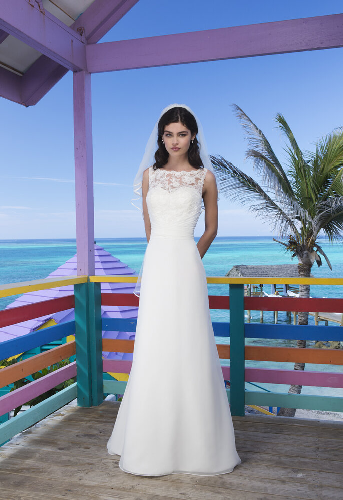 Photo: <a href="http://www.justinalexanderbridal.com/?utm_source=Zankyou&utm_medium=website%20takeover&utm_campaign=Zankyou%20week%20takeover" target="_blank">Justin Alexander</a>