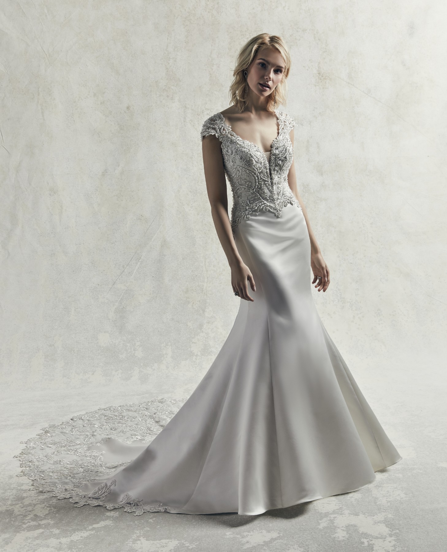 Detalhes de renda bordados e cristais Swarovski evocam um estilo mais vintage e glamouroso neste vestido de noiva fit-and-flare confecionado com cetim Carlo. 