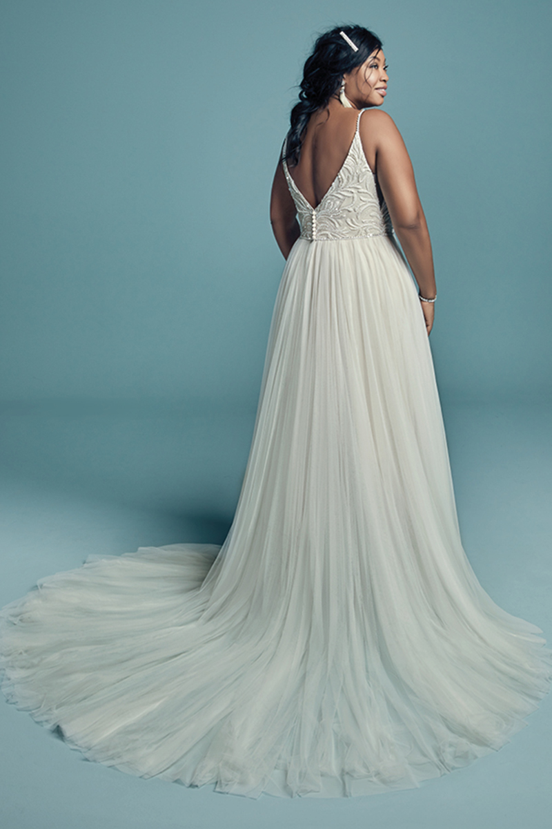 <a href="https://www.maggiesottero.com/maggie-sottero/charlene-lynette/11463">Maggie Sottero</a>
Este vestido inspirado num estilo mais vintage apresenta linha-A e um body bordado, realçado pelos seus cristais Swarovski. Saia confecionada com tule, conferindo um estilo princesa a todo o look. Terminado com botões cobertos sobre um fecho. Véu de tule com pormenores de pérolas e cristais Swarovski vendidos separadamente.