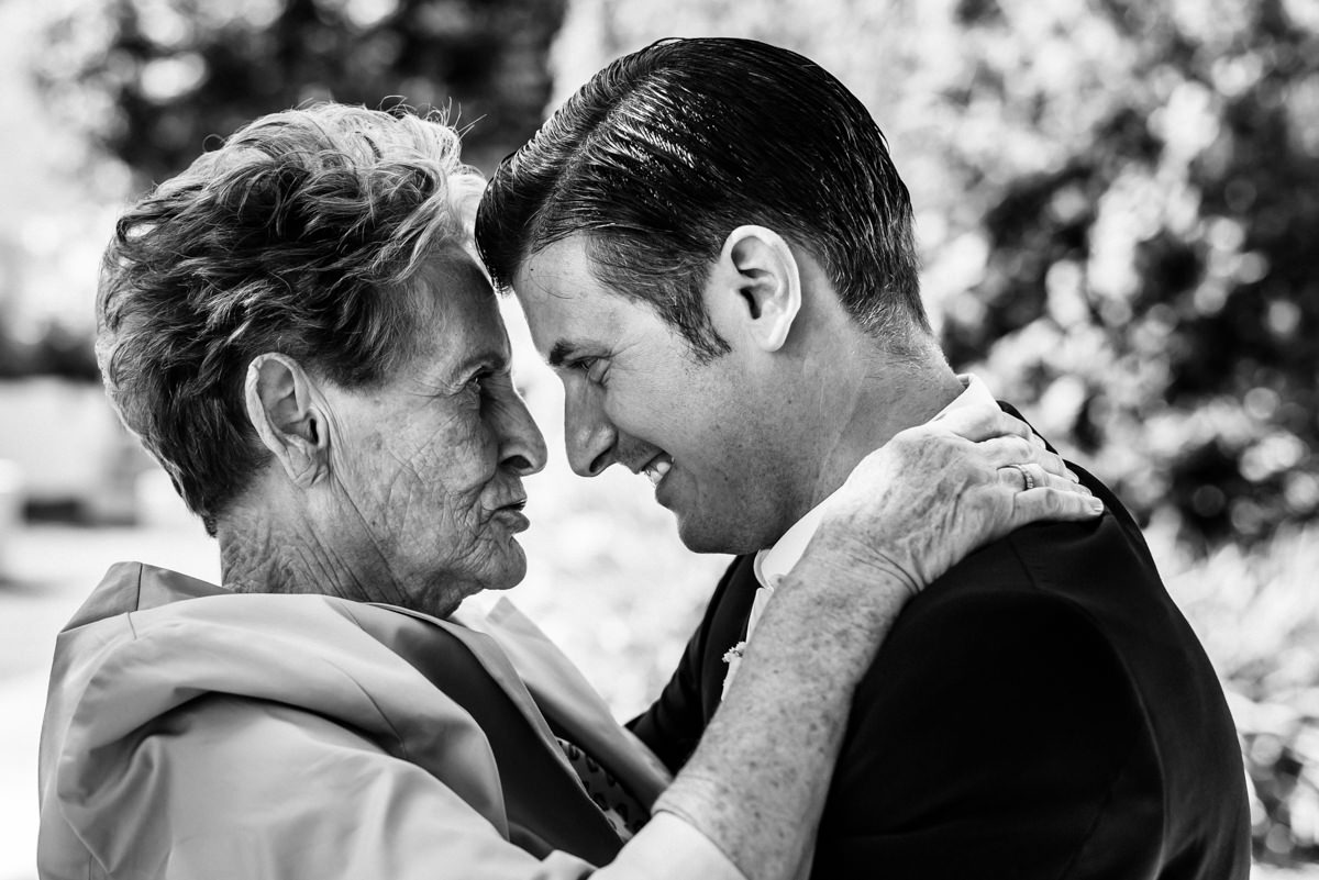 Noivo com avó ou mãe cumplicidade foto preto e branco casamento
