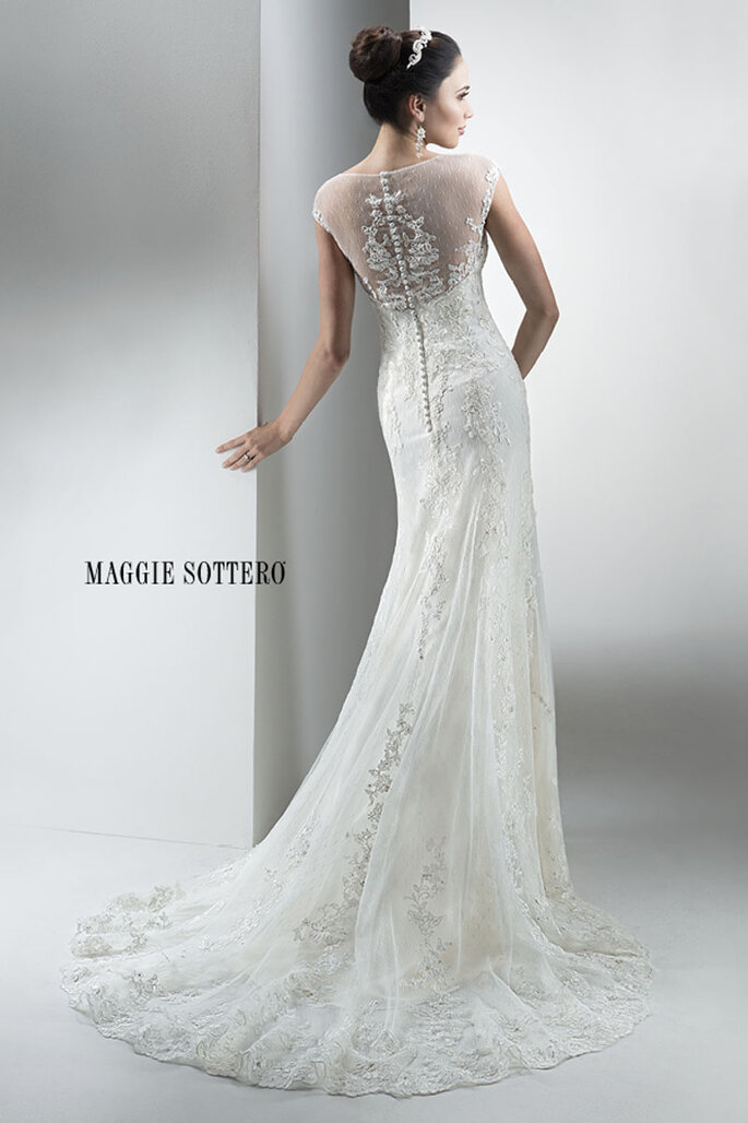 Impressionante vestido de noiva enfeitado, com decote coração e botões forrados sobre o zíper nas costas. 

<a href="http://www.maggiesottero.com/dress.aspx?style=4MW026" target="_blank">Maggie Sottero Platinum 2015</a>