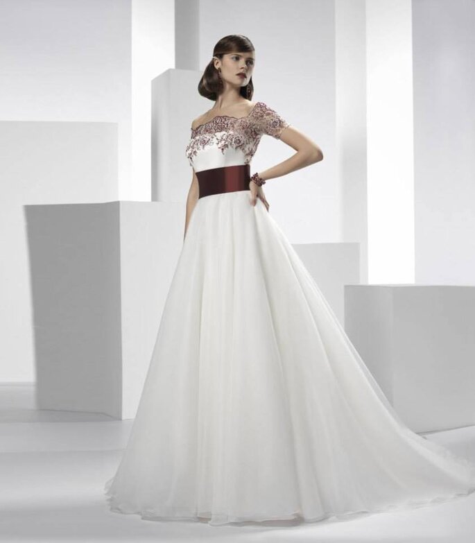 Vestido com faixa na cor 2015, da Valentini. 