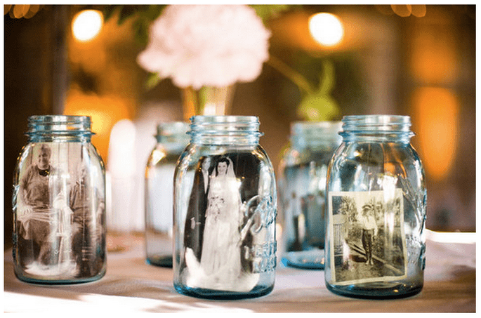 Uma ideia super original: coloque fotos dentro de frascos para decorar o seu casamento.