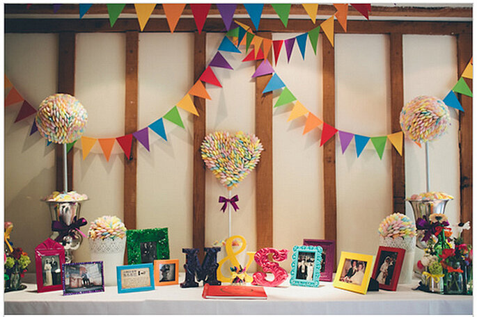Mesa de dulces con las iniciales de los novios, banderines y portarretratos. Foto: We Heart Pictures Mesa de dulces con las iniciales de los novios, banderines y portarretratos. Foto: We Heart Pictures