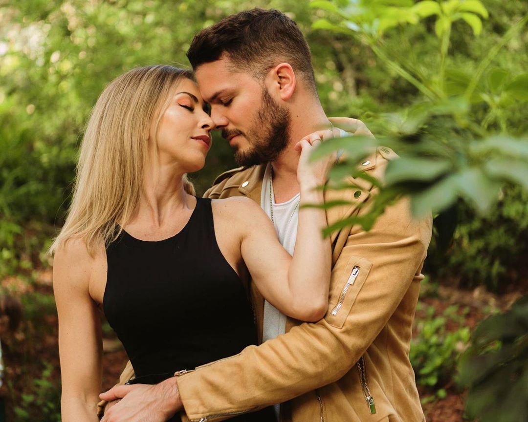 Mickael Carreira e Laura Figueiredo usaram a mesma fotografia para demonstrarem todo o seu amor. Em IG @mickaelcarreira e @laurafigueiredooficial