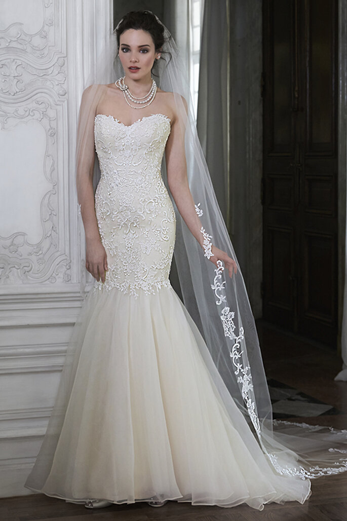 Vestido de noiva enfeitado com renda e decote coração e uma elegante saia de organza. Acabamento com uma coberta de cotões sobre o zipper- Disponível com véu.
<a href="http://www.maggiesottero.com/dress.aspx?style=5MS161" target="_blank">Maggie Sottero Spring 2015</a>