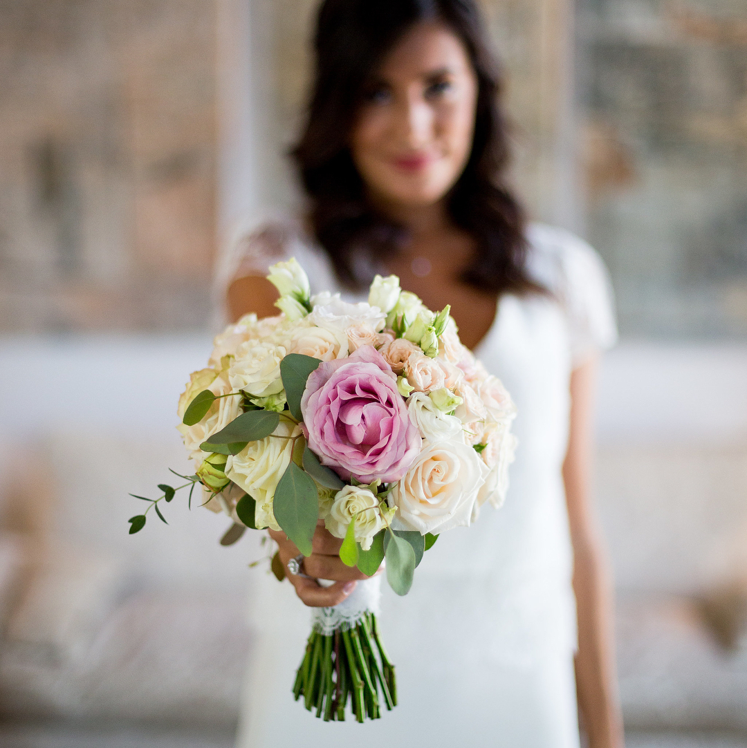 Aqui nesta foto mostra o bouquet redondo em tons pastéis que escolheu para rematar o visual