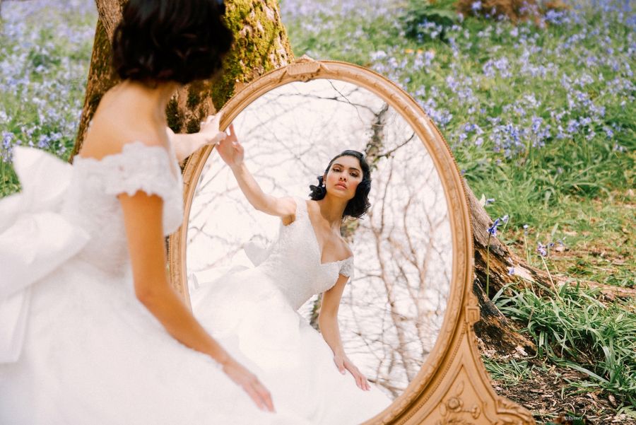 Snow White by Allure Bridals | Style: DP255 (apenas disponível em Kleinfeld) | Créditos: Disney