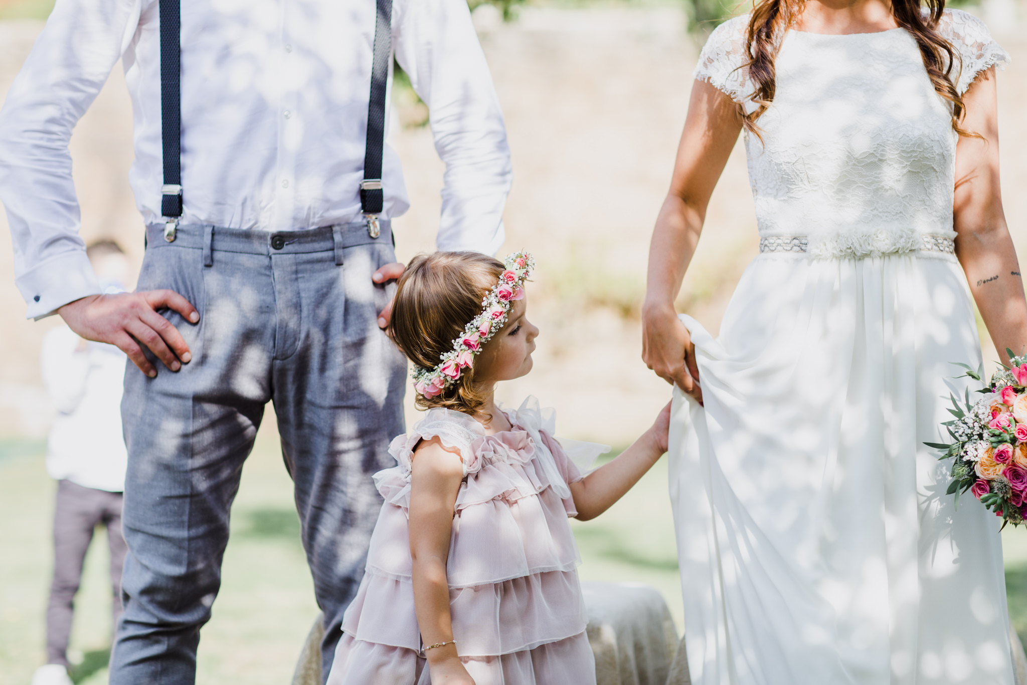 noivos com criança menina com vestido folhos e coroa de flores casamento