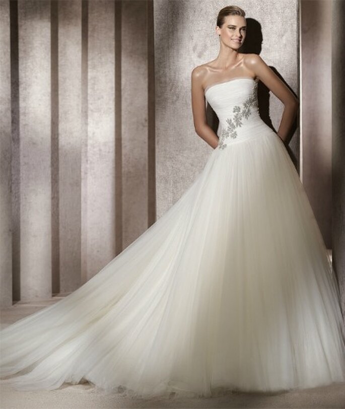 Vestido de noiva curto, da colecção Pronovias 2013.Foto: <a href="http://zankyou.9nl.de/jr6r" target="_blank">Pronovias 2014</a>