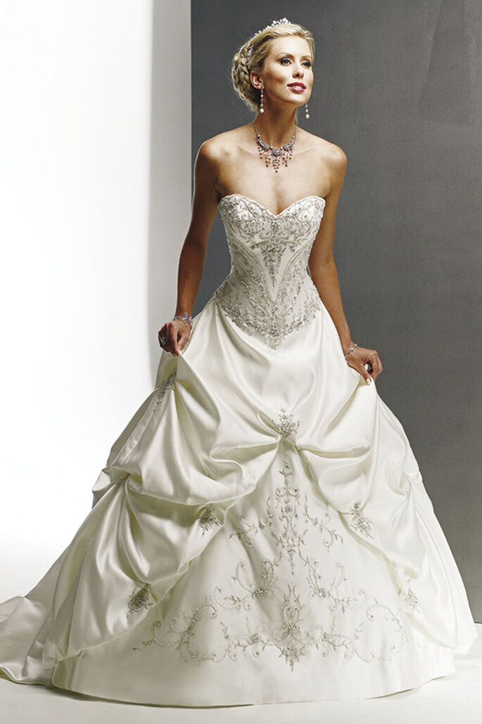 Vestido de noiva com apenas uma peça, com espartilho cai-cai e decote coração. Enfeites bordados com cristais Swarovski e lantejoulas.
<a href="http://www.maggiesottero.com/dress.aspx?style=V7018SA" target="_blank">Maggie Sottero Platinum 2015</a>