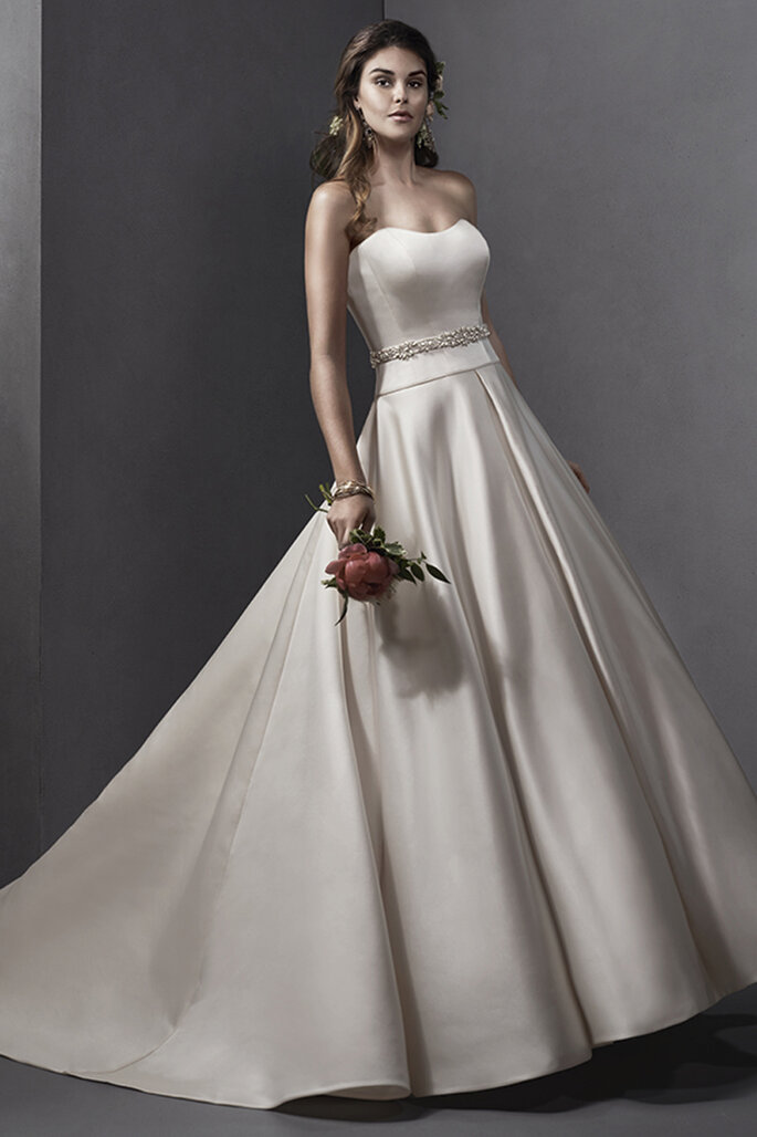 Vestido de noiva com decote recatado e um opcional cinto de cristal de Swarovski. Acabamento com zíper sobre o o fechamento de espartilho interior. Disponível com casaco de renda com bordado e opção de incorporar cristais Swarovski.
<a href="http://www.sotteroandmidgley.com/dress.aspx?style=5SS099" target="_blank">Sottero and Midgley Spring 2015</a>