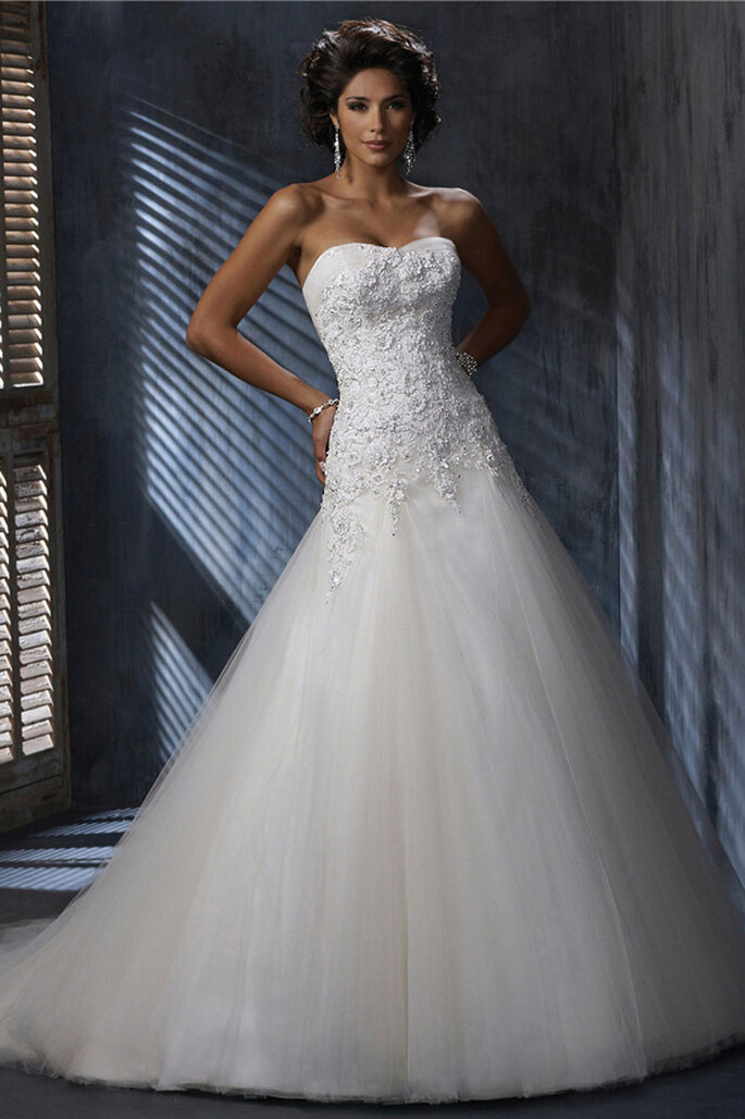Vestido de noiva com espartilho de decote coração de renda e aia de tule suave para uma noiva de conto de fadas.
<a href="http://www.maggiesottero.com/dress.aspx?style=A3443" target="_blank">Maggie Sottero Platinum 2015</a>