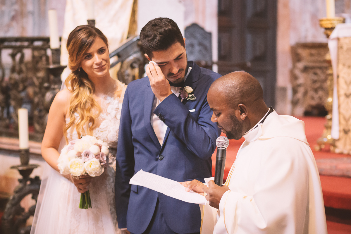 leituras de casamento católico: noivos no altar com o padre e o seu responso