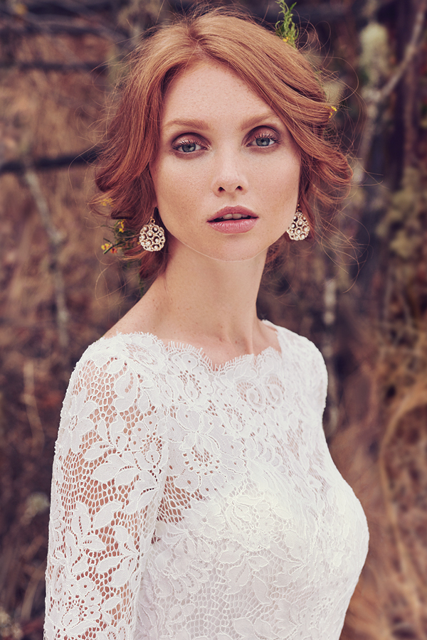 Este deslumbrante e elegante vestido de noiva é confeccionado totalmente com renda, decote em forma de barco e costas em forma de quadrado. Um glamour que nos remonta para as inpsirações mais vintage. Um vestido que exibe, ainda, bolsos na cintura e com acabamentos de botões