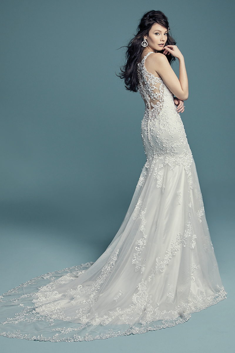 <a href="https://www.maggiesottero.com/maggie-sottero/november/11499">Maggie Sottero</a>
Pormenores de renda bordados que caem em cascata ao longo do tule neste romântico vestido de noiva. Decote halter. Terminado com botões de cristal sobre fecho.