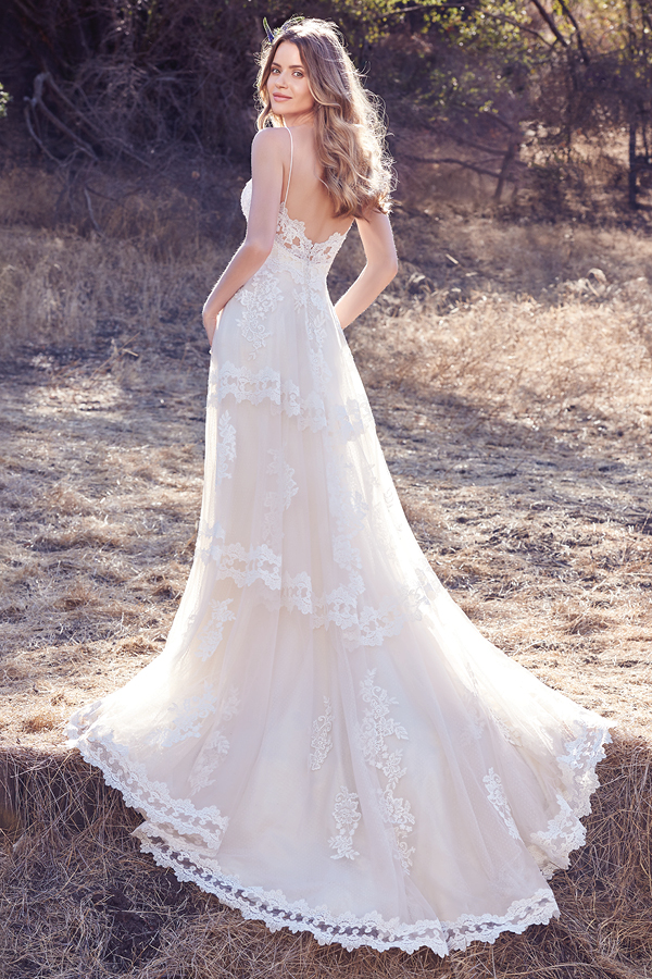 Fortemente inspirado por um estilo chic e boho, este vestido linha A apresenta detalhes de renda horizonatais. Alças finas correm ao longo do decote em forma de coração até às costas quadradas com efeito de ilusão conferido pela própria renda. Terminado com botões cobertos na zona do fecho.