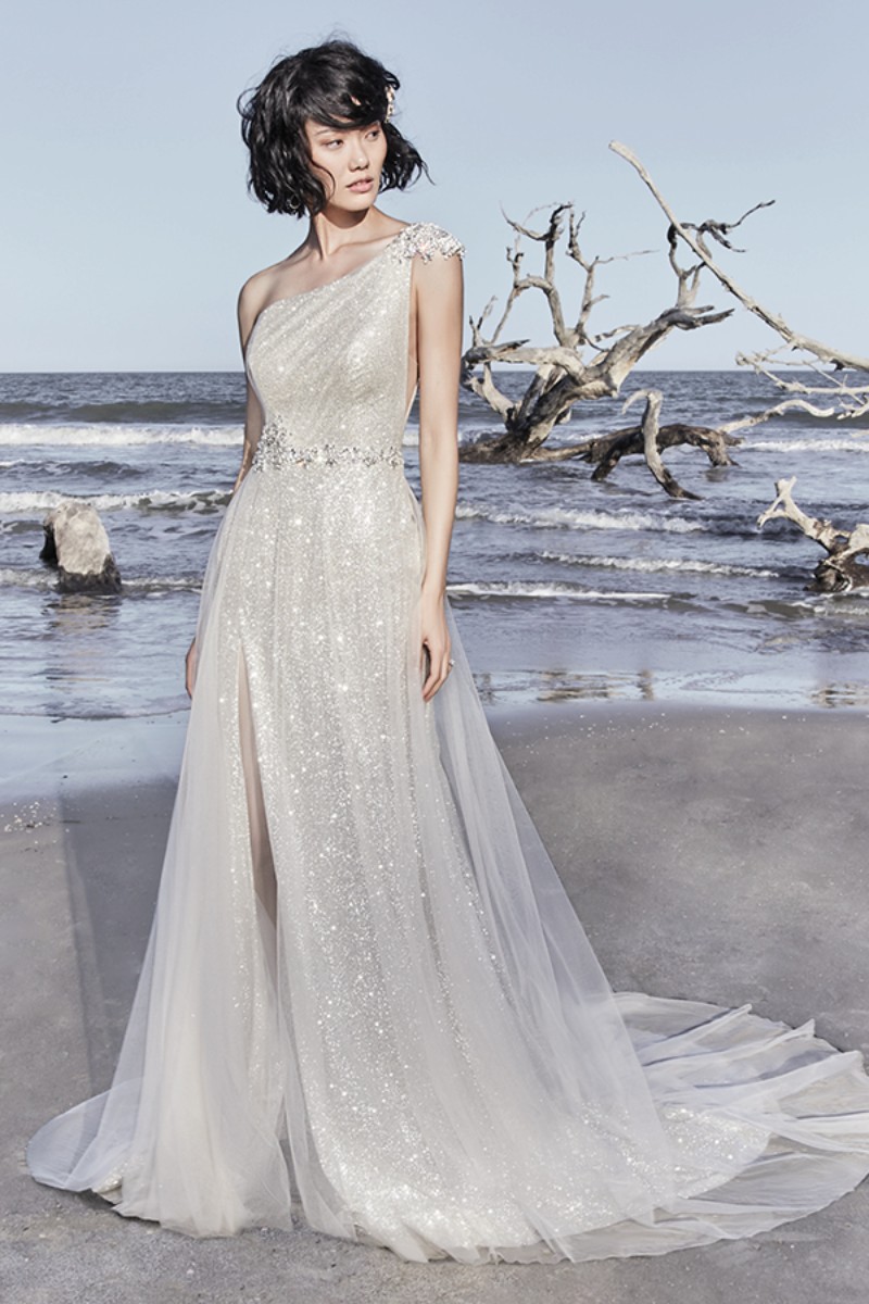 <a href="https://www.maggiesottero.com/sottero-and-midgley/ronelle/11563">Maggie Sottero</a>

Este vestido de noiva exclusivo evoca o glamour da velha Hollywood, com camadas cintilantes de tule etéreo.