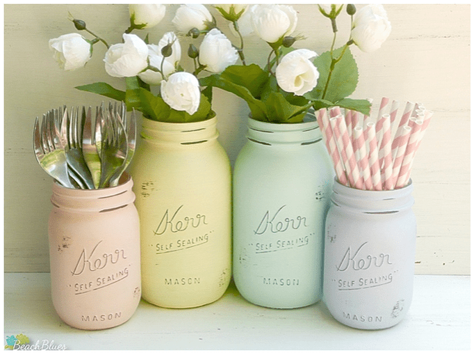 Use frascos coloridos com flores, palhinhas e talheres e consiga uma decoração maravilhosa. 