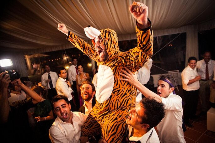 «Nunca tivemos um noivo a fantasiar-se no dia do casamento, e este fez um verdadeiro espectáculo na festa ao entrar vestido de Tigrão.»
www.fabioazanha.com