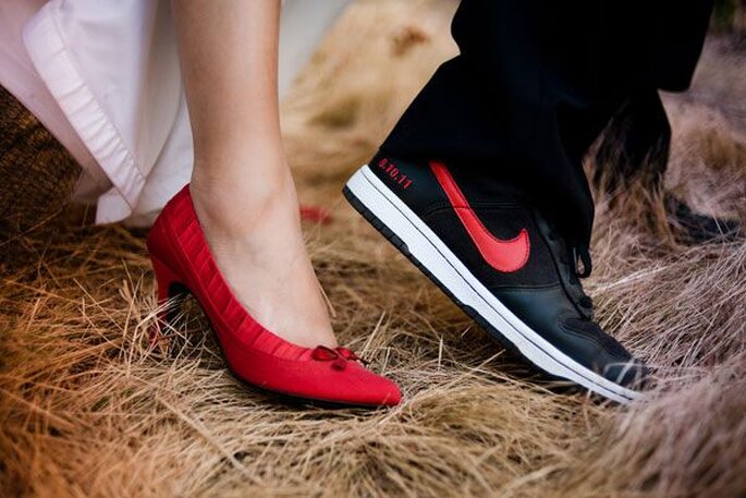 Um par único: os sapatos dos noivos.