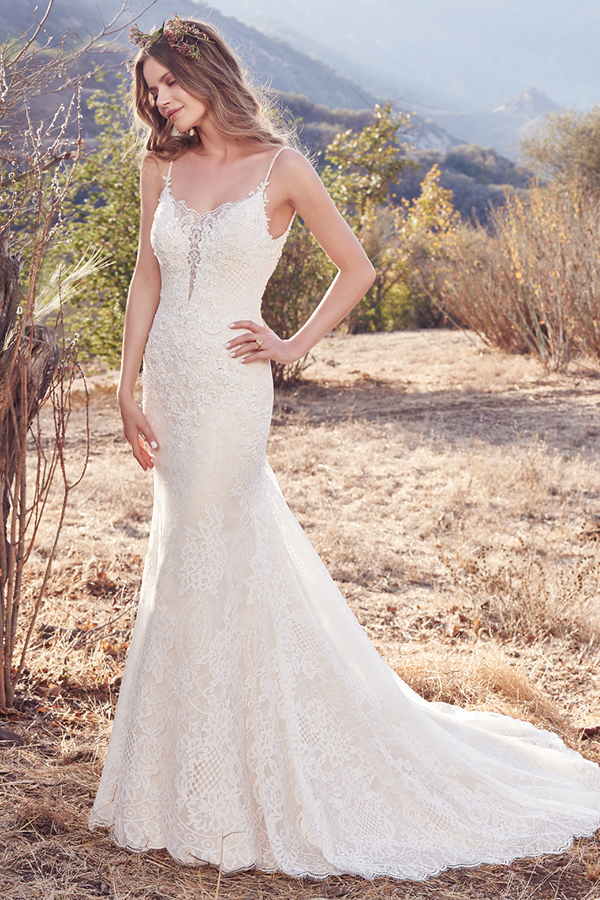 Este vestido apresenta pormenores delicados com cristais Swarovki ao longo do corpte. Terminado com umas alças finas e com um decote em forma de U nas costas. Terminado com botões no fecho. Um véu de tule e renda vendido separadamente.