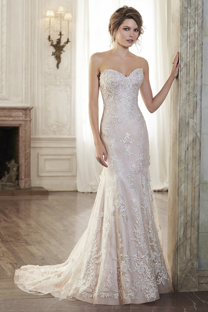 Vestido de noiva com um delicado decote coração e enfeites de renda no tule. Acabamento com coberta de botões sobre o zipper e fecho elástico interior.
<a href="http://www.maggiesottero.com/dress.aspx?style=5MC082" target="_blank">Maggie Sottero Spring 2015</a>