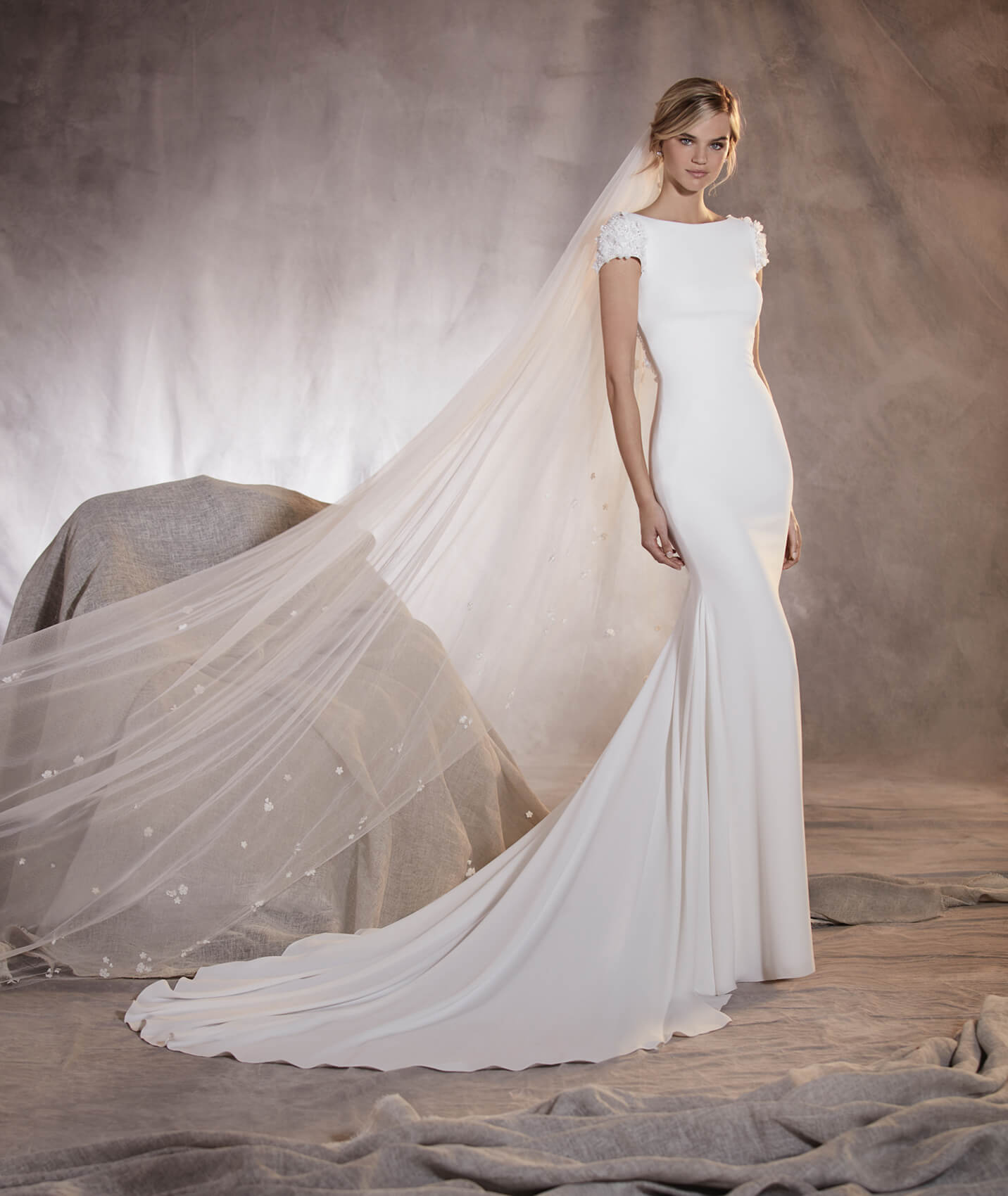 Faça já a sua marcação para experimentar este vestido!