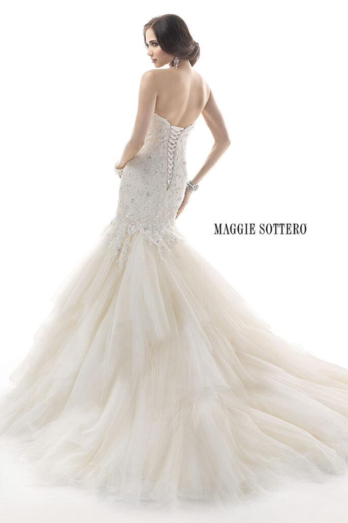 Vestido de noiva glamuroso com cristais de Swarovski e enfeite de renda bordado sobre o corpete que termina numa saia com volume. Acabamento em corpete ou com zíper sobre o espartilho interior.

<a href="http://www.maggiesottero.com/dress.aspx?style=4MC832LU" target="_blank">Maggie Sottero Platinum 2015</a>