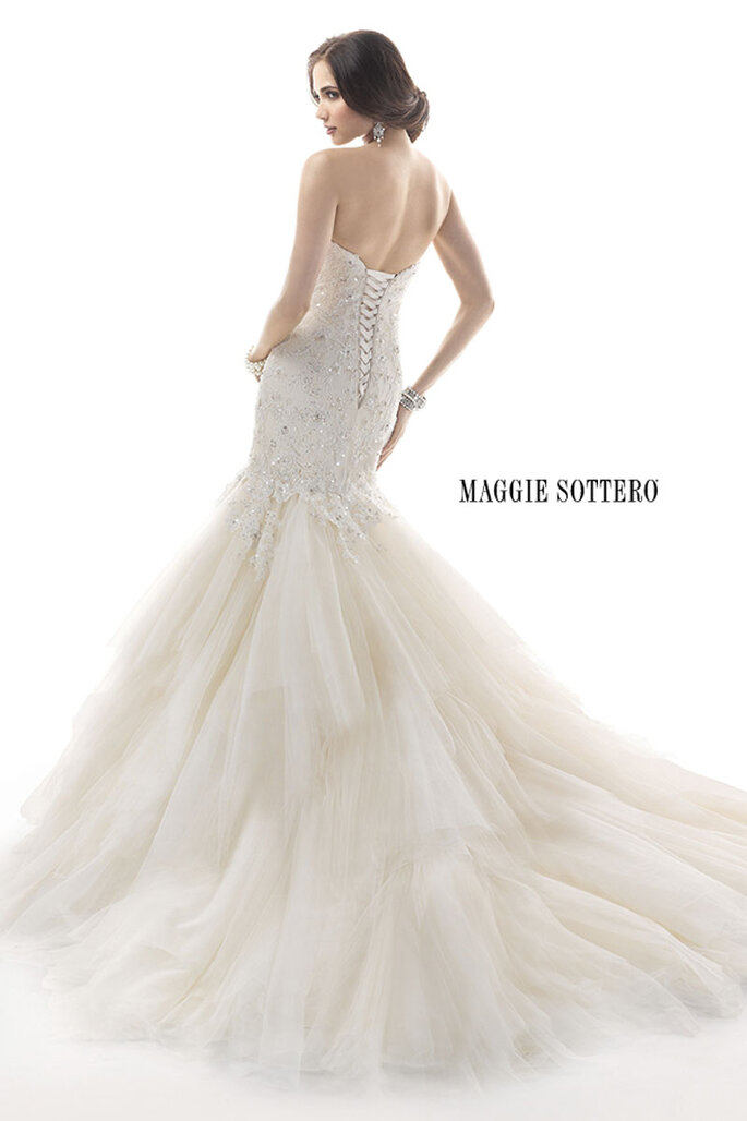 Vestido de noiva glamuroso com cristais de Swarovski e enfeite de renda bordado sobre o corpete que termina numa saia com volume. Acabamento em corpete ou com zíper sobre o espartilho interior.
<a href="http://www.maggiesottero.com/dress.aspx?style=4MC832LU" target="_blank">Maggie Sottero Platinum 2015</a>