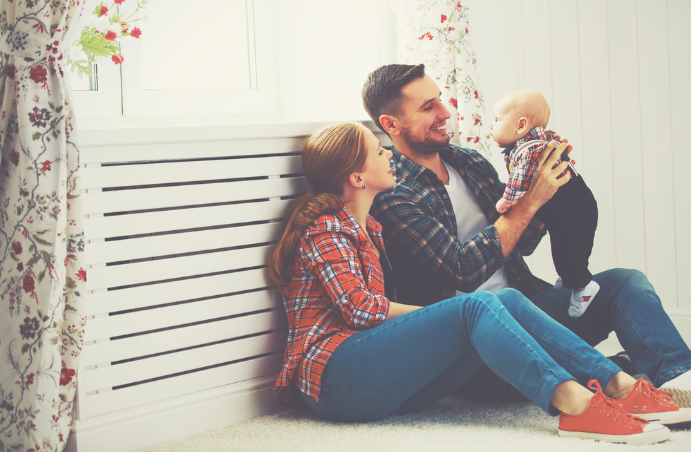 criar família aos 30 anos: dois pais e um bebé