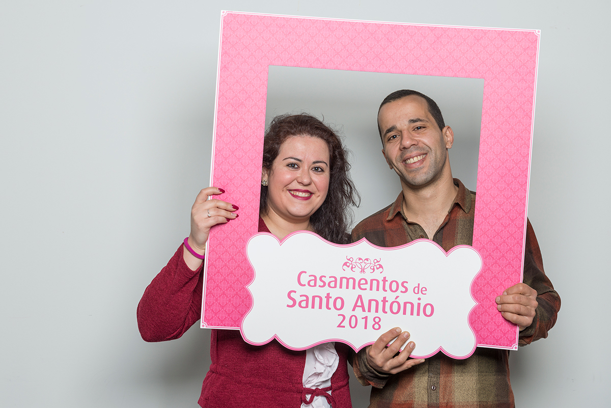 <p><b>Sara Santos & Paulo Lousada</b><p>Carnide<p>Sara tem 28 anos e é Assistente Dentária; Paulo tem 33 anos e é Servente. Vão ter um casamento católico.<p>Sobre si, o casal diz ser "a definição perfeita da palavra amor".