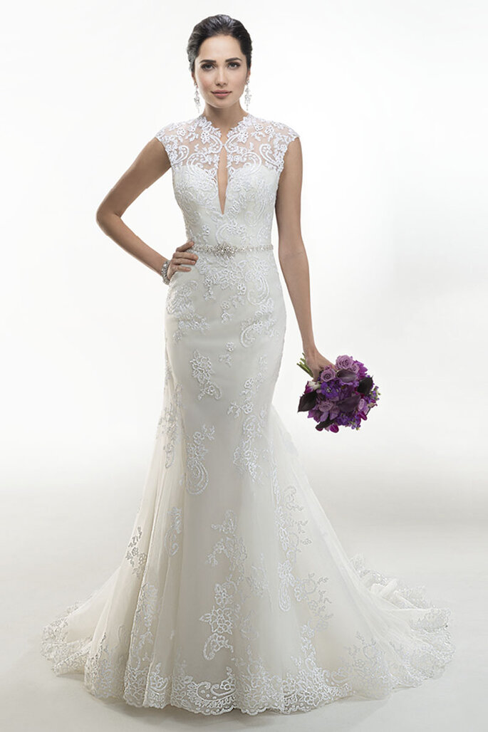 Vestido de noiva delicado com lantejoulas e aplicações de renda que completa o seu enfeite com cristais brilhantes Swarovski na cintura, acabamento com fecho nas costas em zíper.
<a href="http://www.maggiesottero.com/dress.aspx?style=4MD009" target="_blank">Maggie Sottero Platinum 2015</a>
