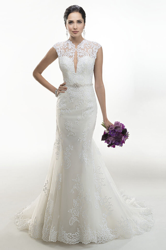 Vestido de noiva delicado com lantejoulas e aplicações de renda que completa o seu enfeite com cristais brilhantes Swarovski na cintura, acabamento com fecho nas costas em zíper. 

<a href="http://www.maggiesottero.com/dress.aspx?style=4MD009" target="_blank">Maggie Sottero Platinum 2015</a>