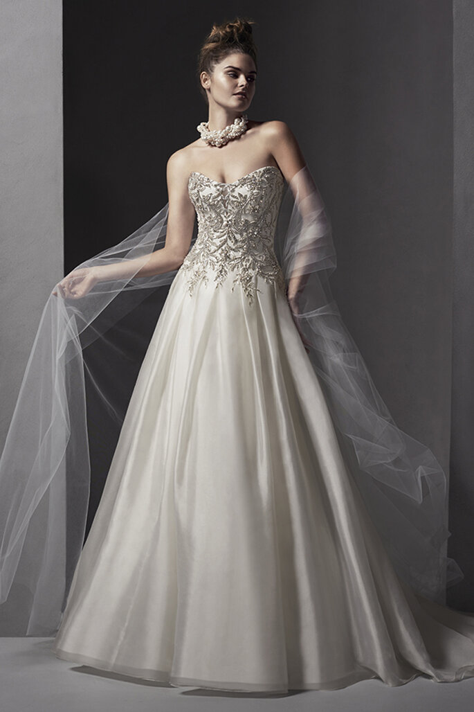 Vestido de noiva com cristais Swarovski e pérolas enfeitando o corpete, com um decote subtil e acabamento em espartilho nas costas.
<a href="http://www.sotteroandmidgley.com/dress.aspx?style=5SR042" target="_blank">Sottero and Midgley Spring 2015</a>